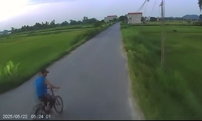 Không ai nhường đường, né xe đạp, ô tô tải lật nhào xuống ruộng