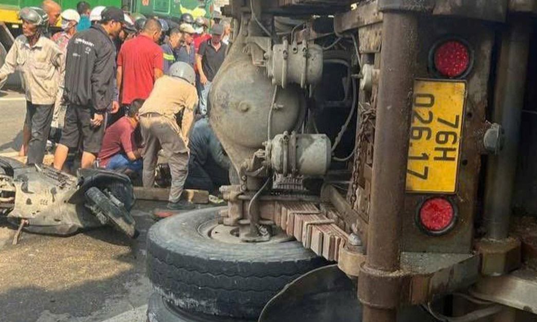 Xe ben chở cát va chạm liên hoàn ở Quảng Ngãi