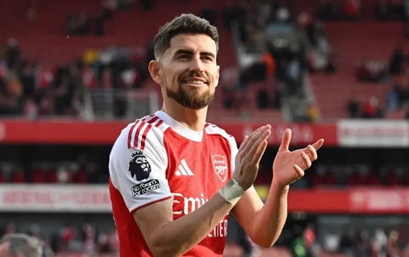 Jorginho nói lời chào tạm biệt CĐV Arsenal sau khi mùa giải này khép lại. Ảnh: Internet