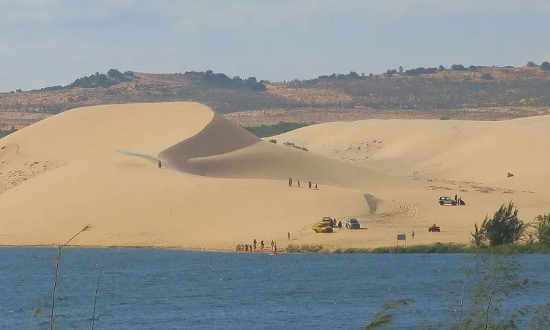 Bình Thuận: Xe chở du khách lao xuống hồ nước, một người tử vong