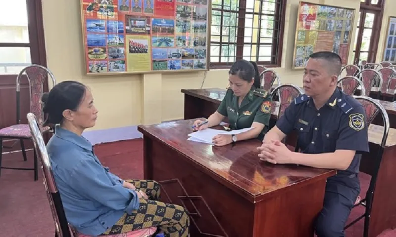 Bắt 4 phụ nữ vận chuyển 300.000 nhân dân tệ  sang Trung Quốc