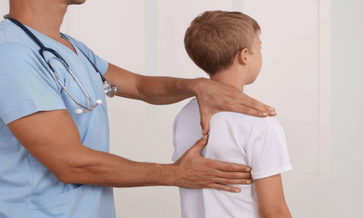 Gù lưng: Vấn đề sức khỏe ẩn sau dáng đi cong, cách phòng tránh
