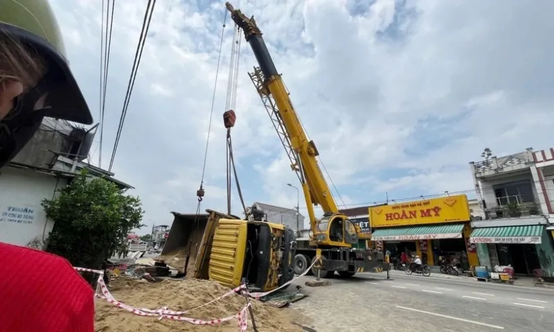 Xe tải lật vào nhà dân, 5 người thương vong