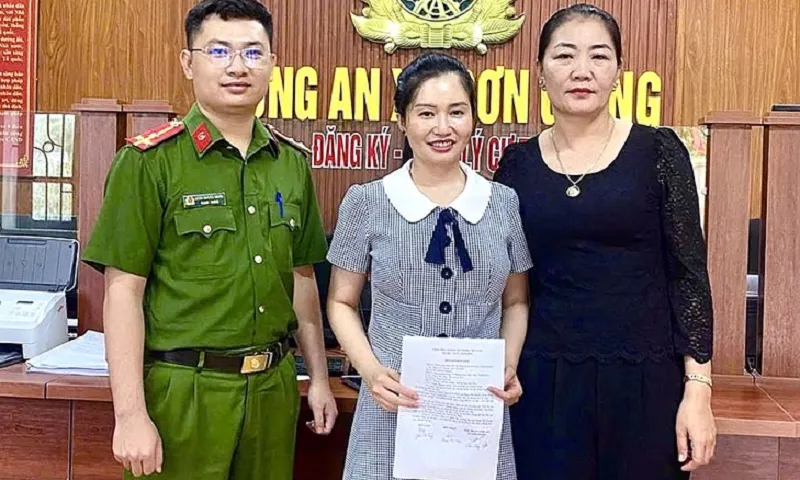 Nhận nhầm 1,5 tỷ đồng vào tài khoản, người phụ nữ lại một lần nữa mang tiền đến công an trình báo