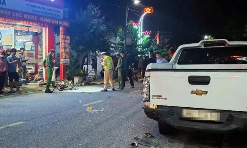 Lao xe máy vào ô tô đỗ bên đường, nam sinh tử vong tại chỗ