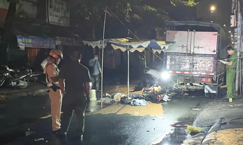 Tông vào đuôi xe tải trong đêm, 2 người thương vong