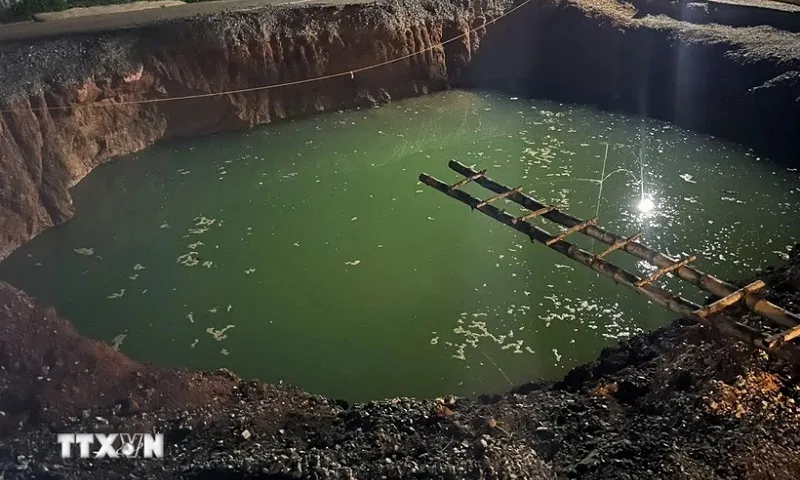 Quốc lộ 3b: Tìm kiếm người và xe nghi rơi xuống hố sụt lún