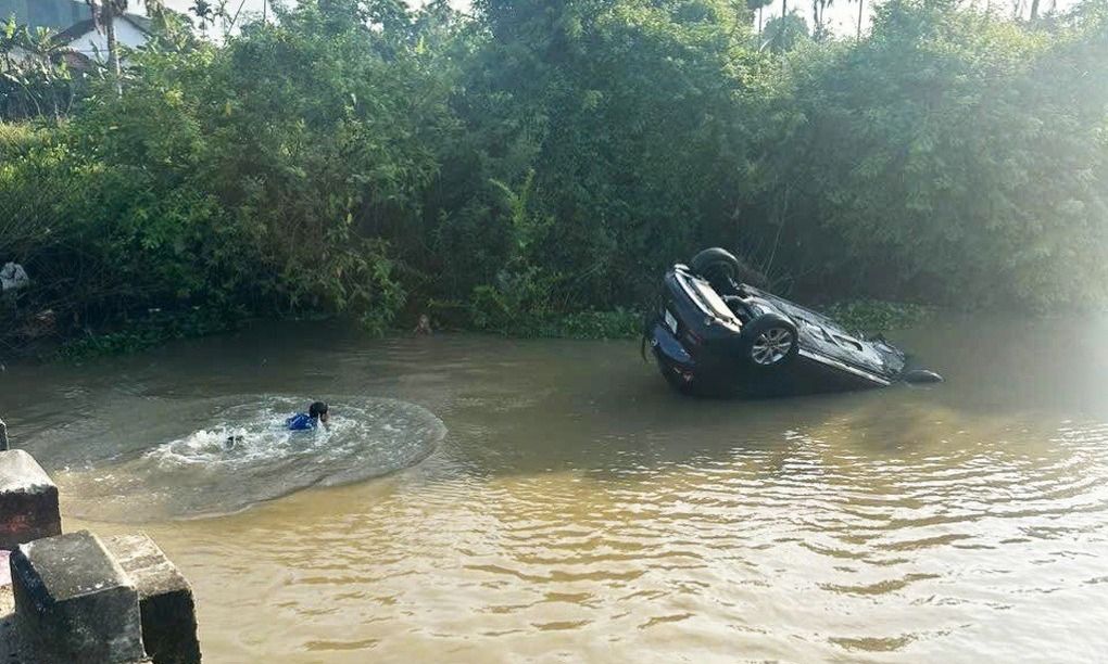 Hai ông cháu thoát nạn khi ô tô lao xuống sông ở Quảng Ngãi