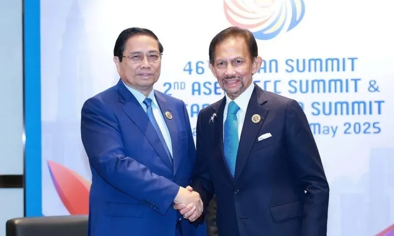 Thủ tướng Phạm Minh Chính gặp Quốc vương Brunei tại Malaysia