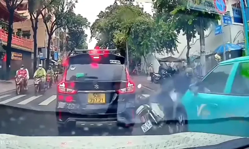 Xe máy sang đường ẩu bị taxi vượt ẩu tông văng vào ô tô khác