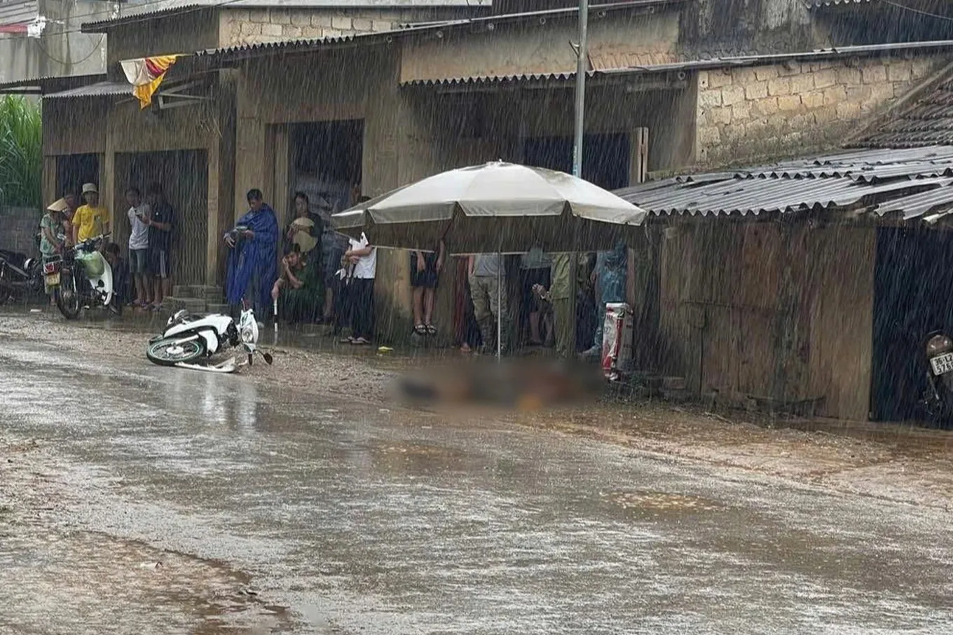 xe-tai-dang-chay-roi-banh-khien-1-nguoi-di-duong-tu-vongeditedjpeg-1748340474880