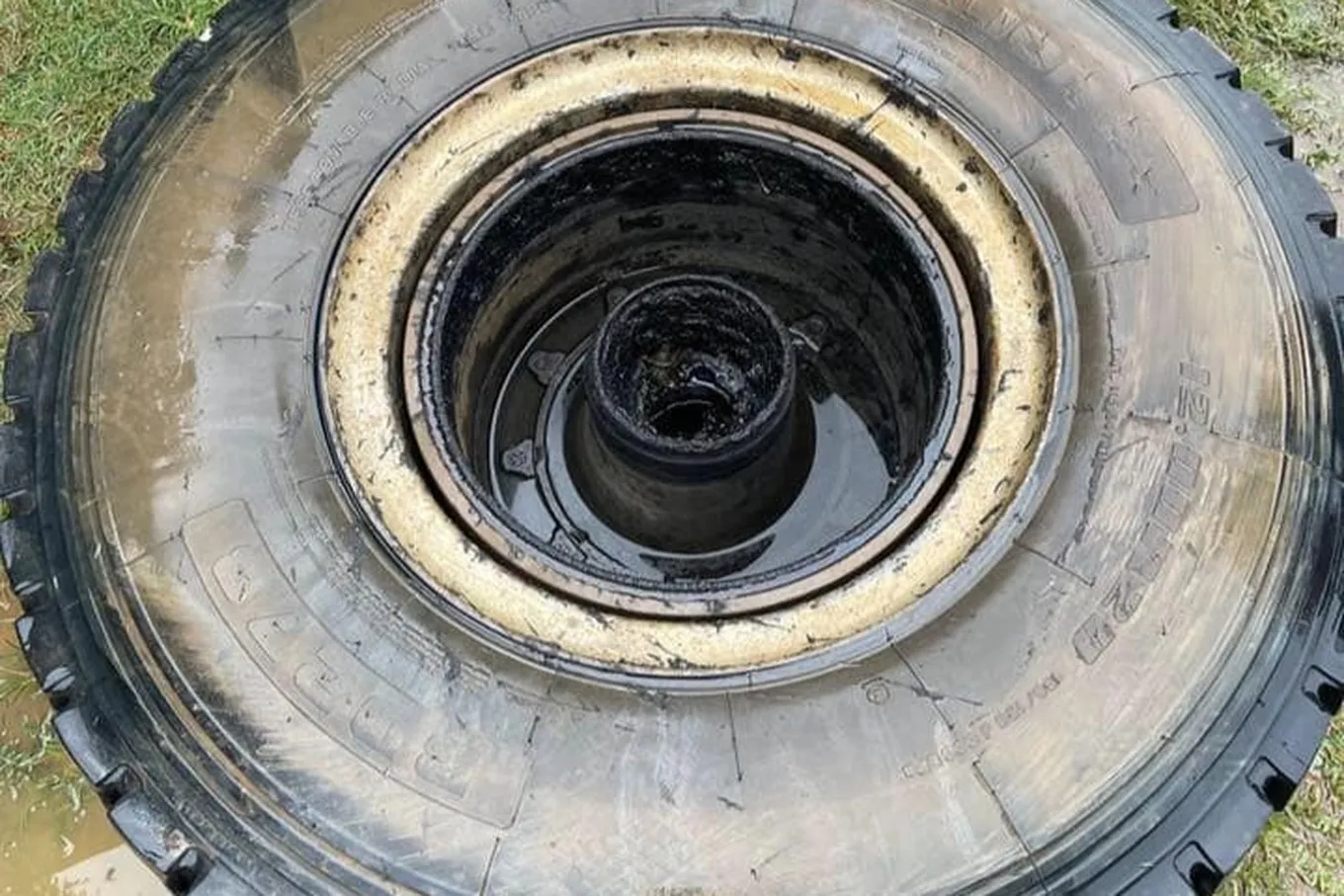 xe-tai-dang-chay-roi-banh-khien-1-nguoi-di-duong-tu-vongeditedjpeg-1748340786046