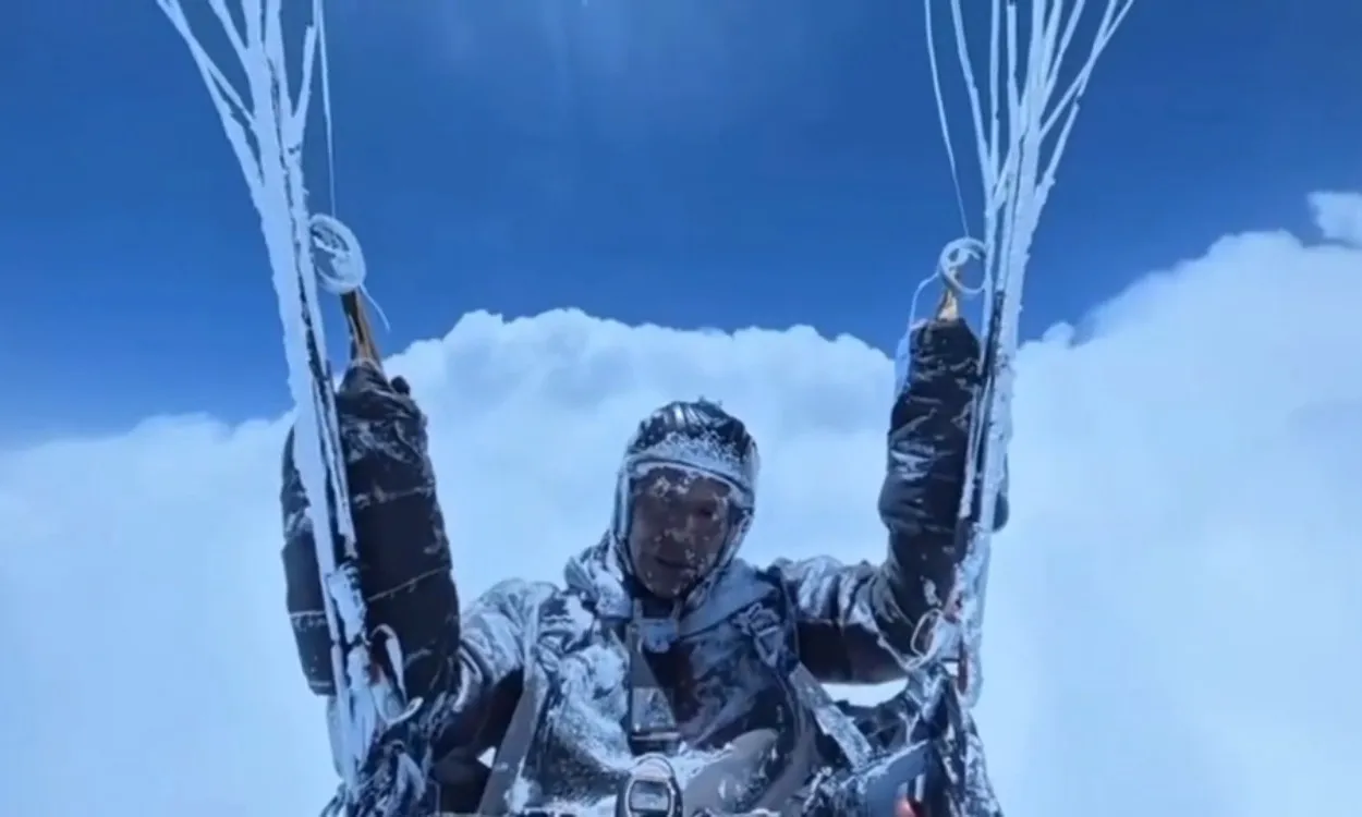 Phi công dù lượn Trung Quốc sống sót kỳ diệu sau khi bị hút lên độ cao 8.500m