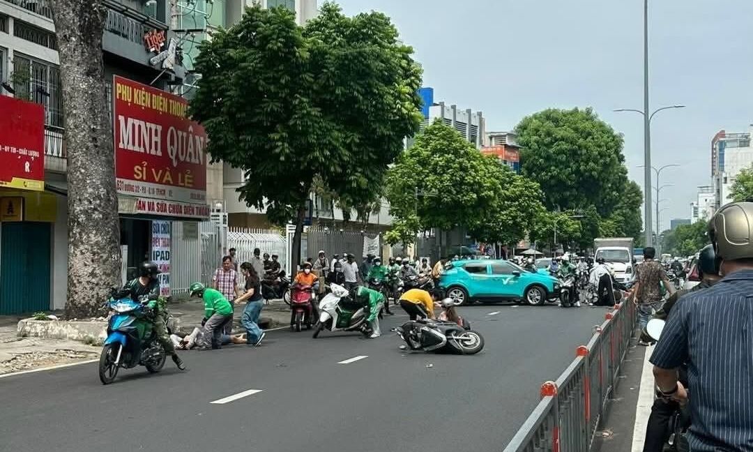 Taxi công nghệ mất lái gây tai nạn liên hoàn trên đường 3 Tháng 2, ba người bị thương