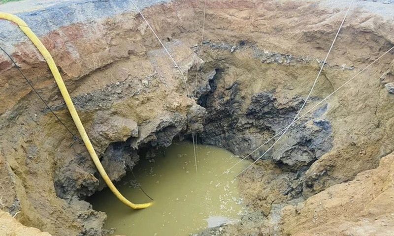 Đến sáng 28/5, vẫn chưa tìm thấy nạn nhân mất tích sau khi rơi xuống hố tử thần ở Bắc Kạn