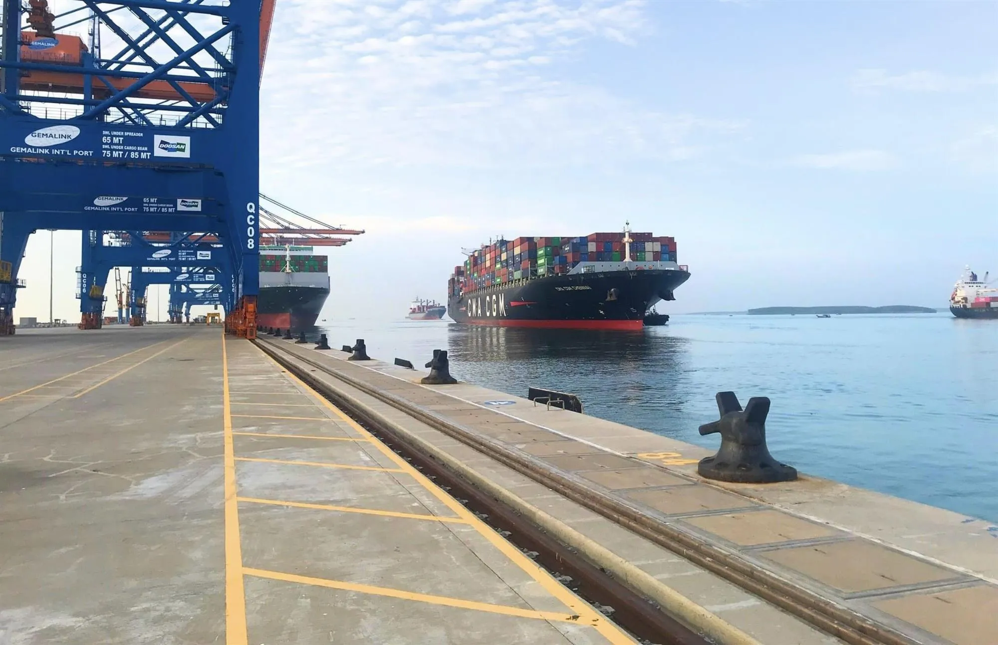 images1911211__i_m_kh__l__c_c___n_v__v_a_thi_c_ngv_a_ph_i_b_o___m_an_to_n_cho_c_c_t_u_ra_v_o_c_ng.