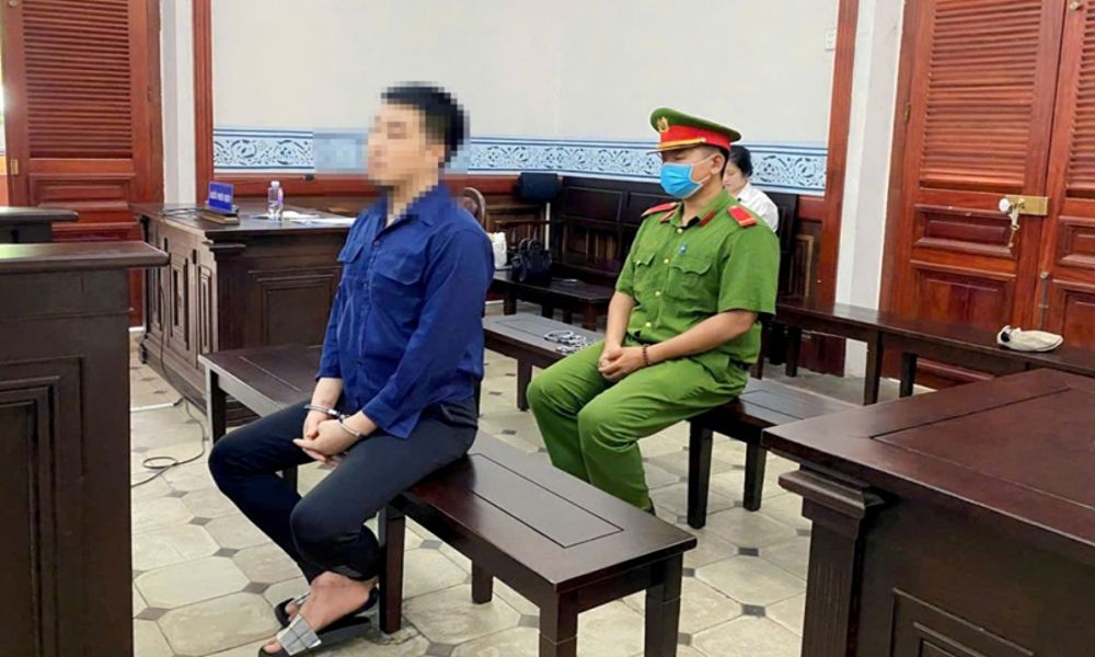 Giết cha ruột vì bênh vợ