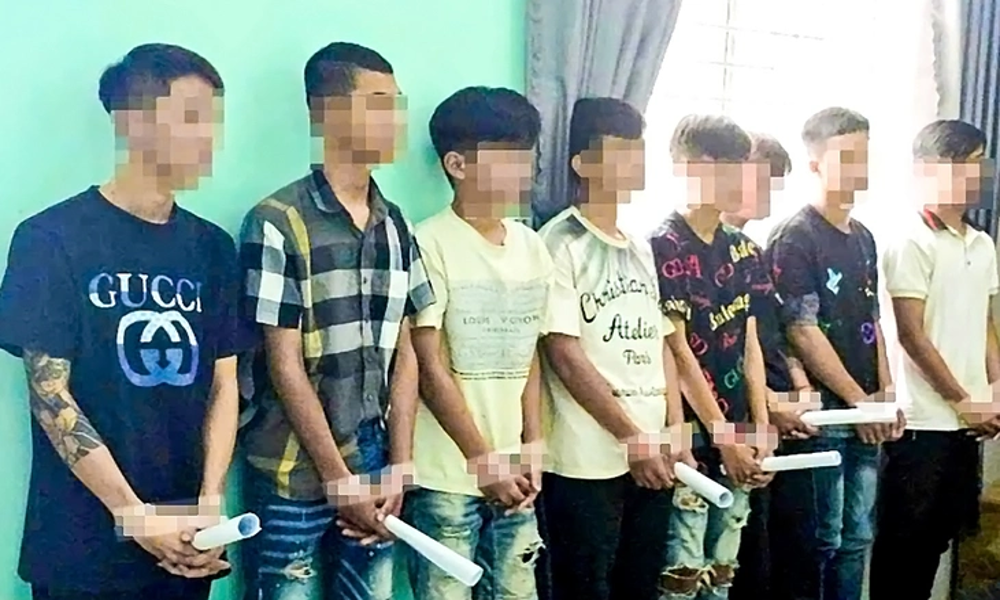 Vì tiếng pô xe: Nhóm 8 thiếu niên rượt đuổi, chém nhầm người dân