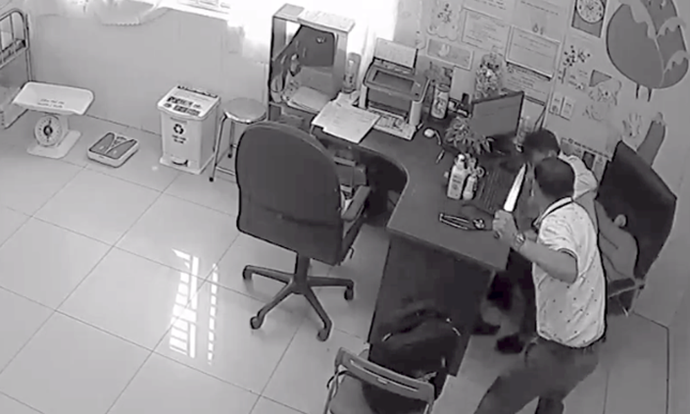 Bác sĩ bị đồng nghiệp đâm trọng thương