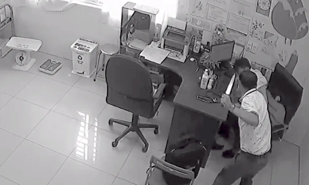 Bác sĩ bị đồng nghiệp đâm trọng thương