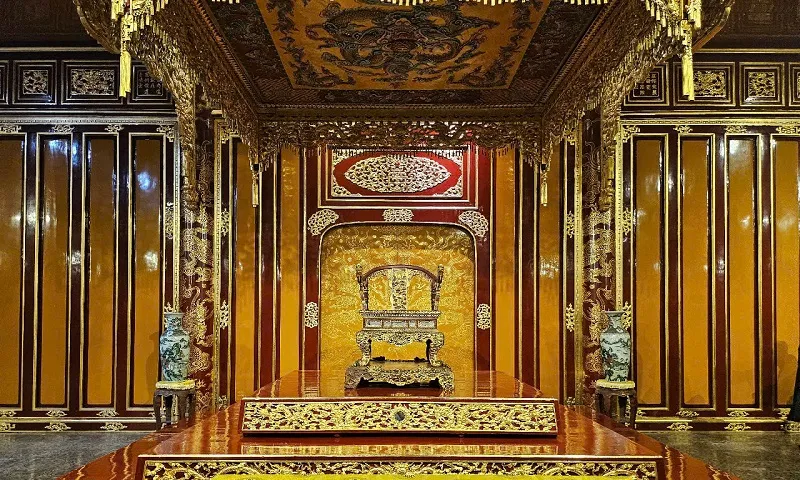 Ngai vua triều Nguyễn trưng bày tại điện Thái Hòa - Ảnh VGP