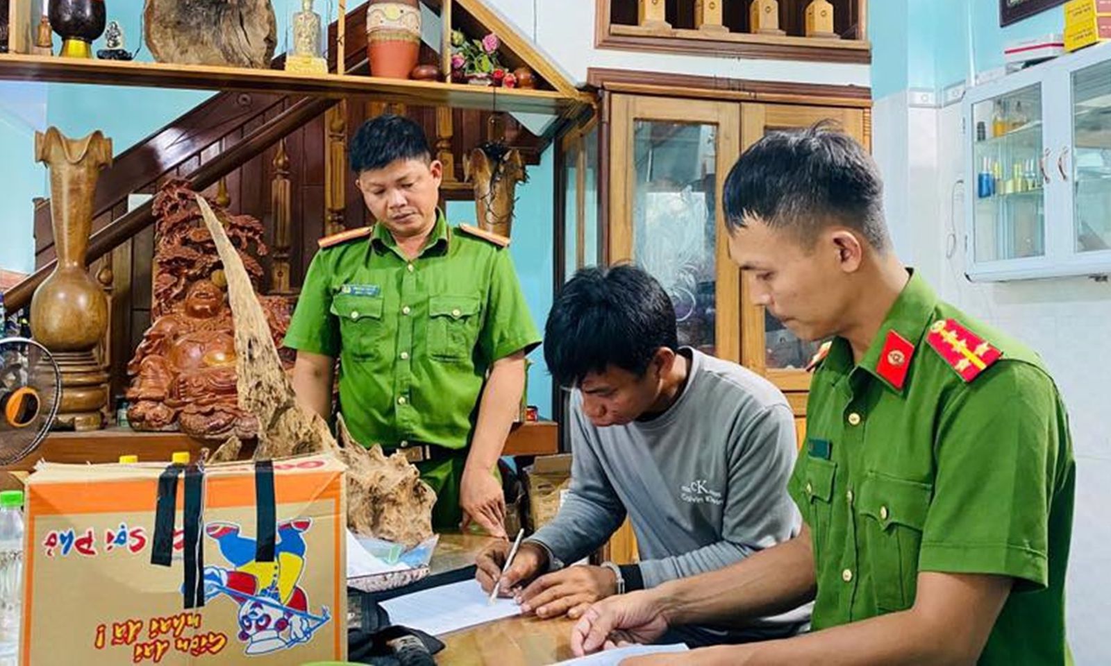 Bắt 2 đối tượng chuyên trộm cắp điện thoại, túi xách của tài xế xe đường dài