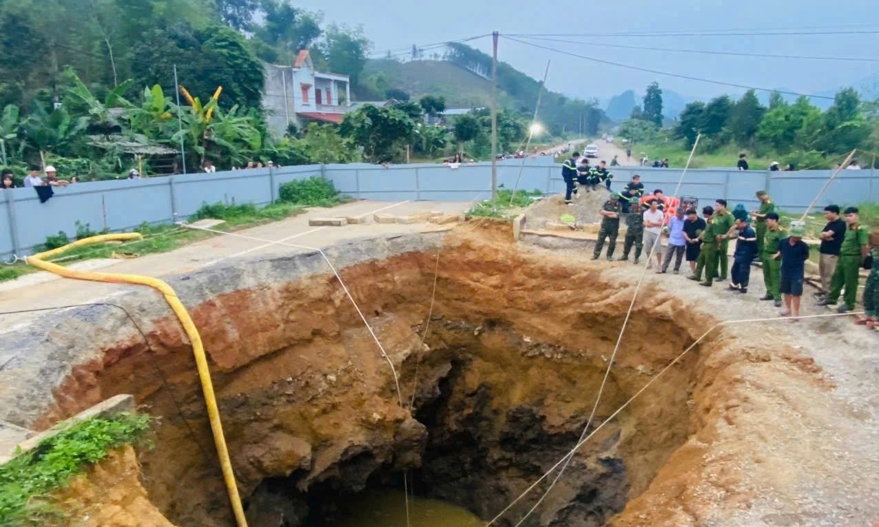 Tạm dừng bơm hút tìm kiếm nạn nhân mất tích trong “hố tử thần” tại Bắc Kạn