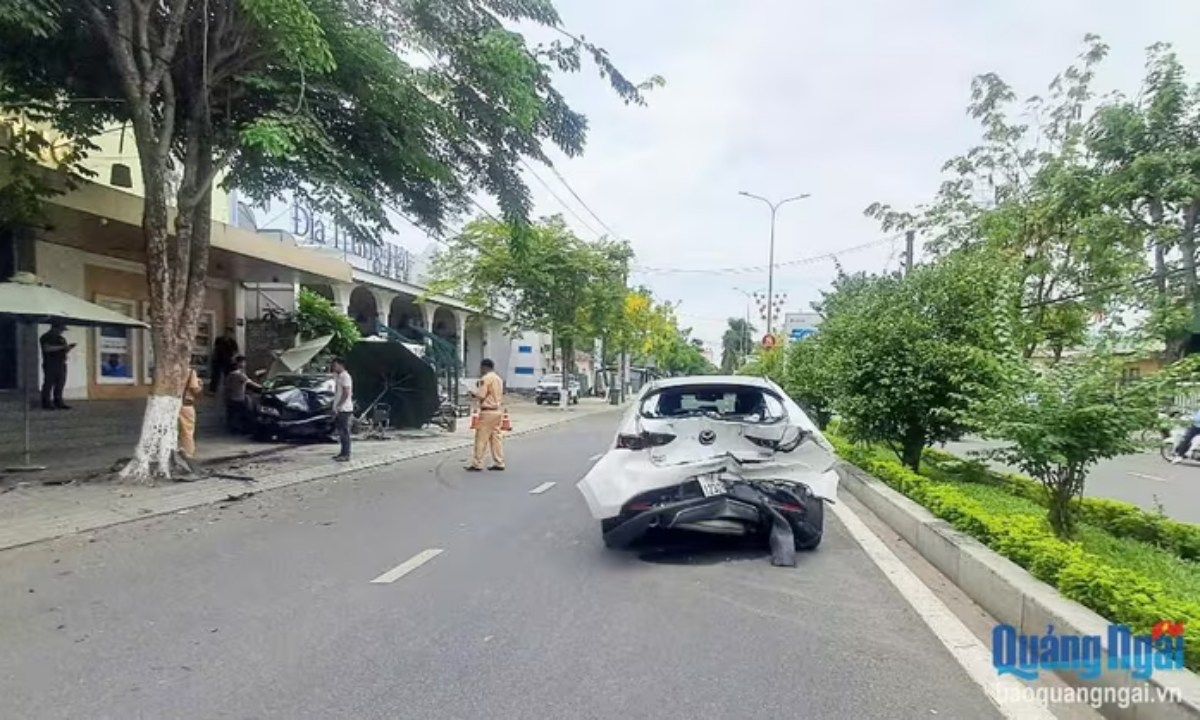 Hai ôtô biến dạng sau tai nạn, 2 người bị thương