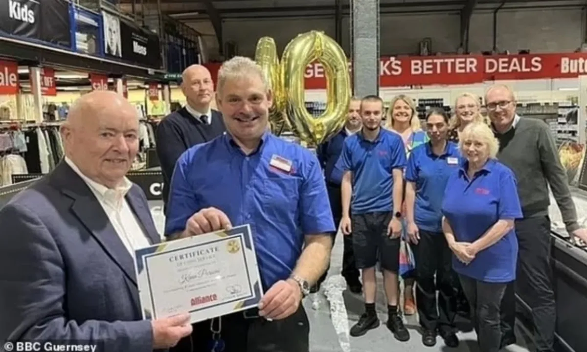 40 năm cống hiến - 40 bánh cuộn xúc xích: Khi tri ân trở thành lời chỉ trích