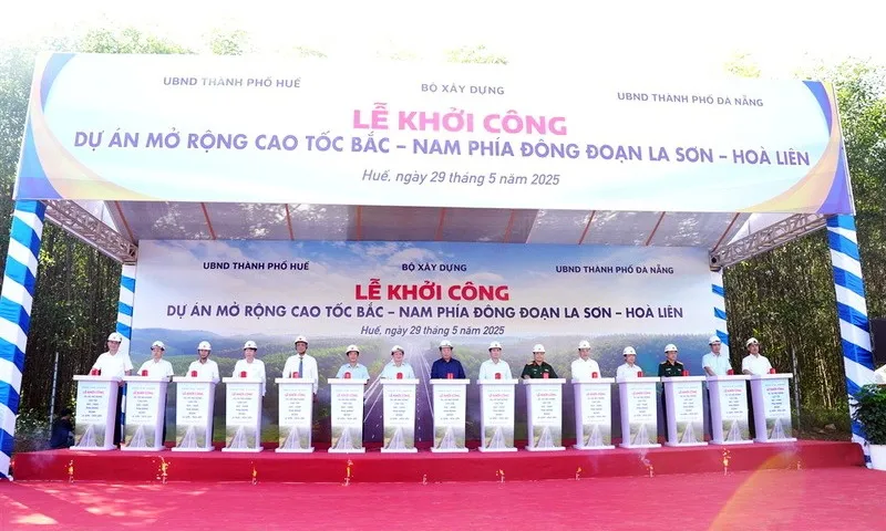 Khởi công dự án mở rộng cao tốc La Sơn - Hòa Liên xuyên qua vườn quốc gia Bạch Mã