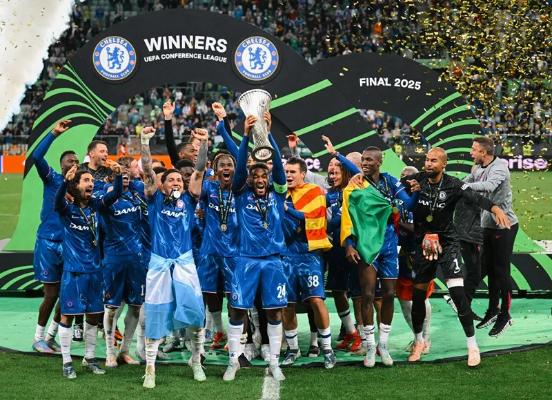 Chelsea nâng cúp vô địch UEFA Europa Conference League 2024-2025. Ảnh: Internet