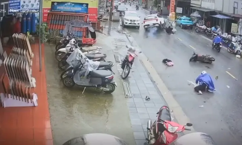 Chiếc xe mất kiểm soạt tông hàng loạt xe máy làm một cháu bé tử vong