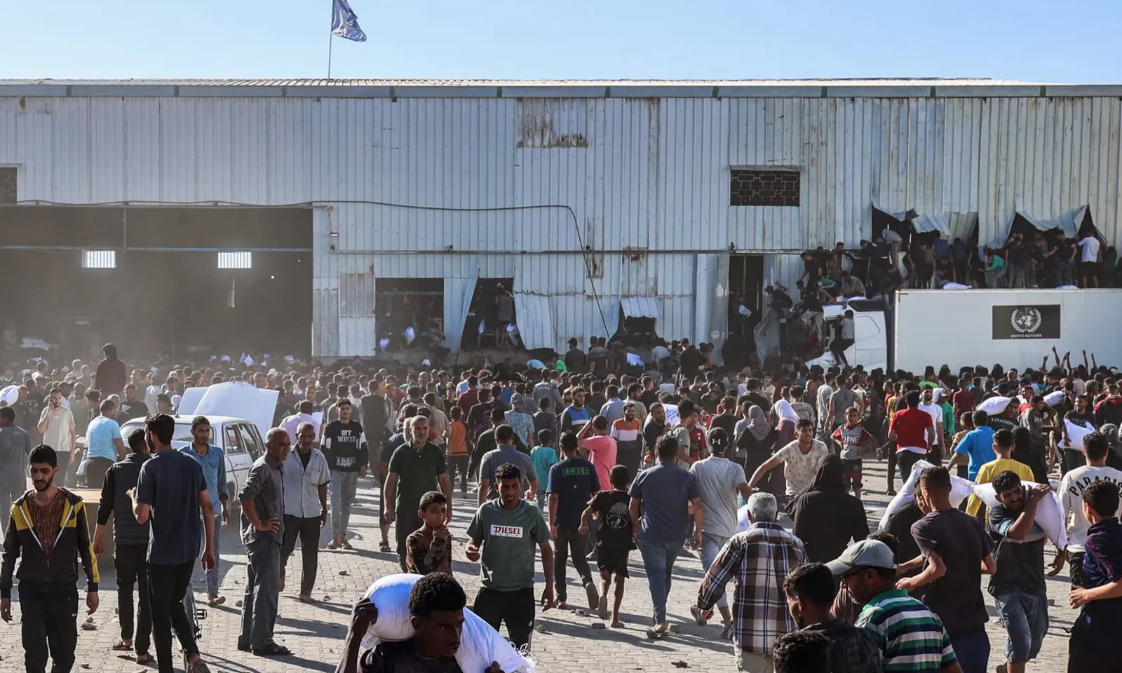 Hàng ngàn người đói xông vào kho lương thực của Liên Hợp Quốc ở Gaza tìm thức ăn, 4 người thiệt mạng