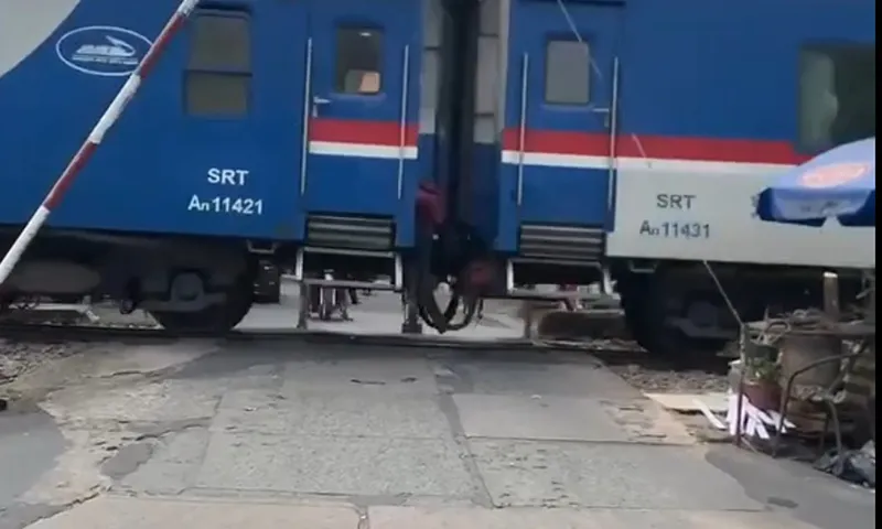 Đoàn tàu chạy qua điểm giao cắt dân sinh tại phường Tân Hiệp, Biên Hòa, Đồng Nai mà không có người trực để hạ gác chắn cảnh báo.