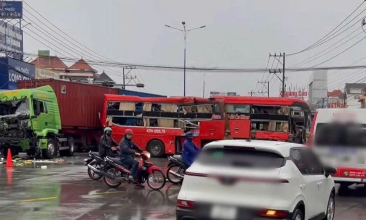 Xe giường nằm va chạm container, 5 người bị thương