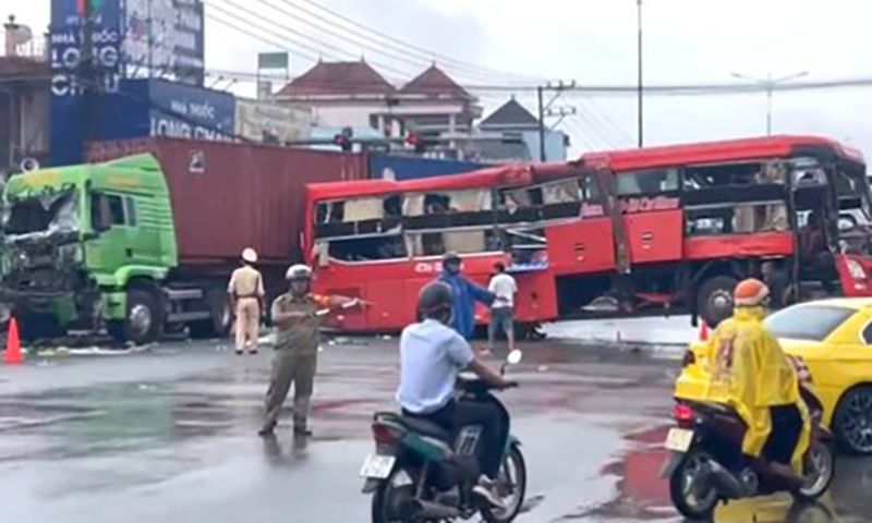 Xe khách giường nằm va chạm xe container, 4 người bị thương
