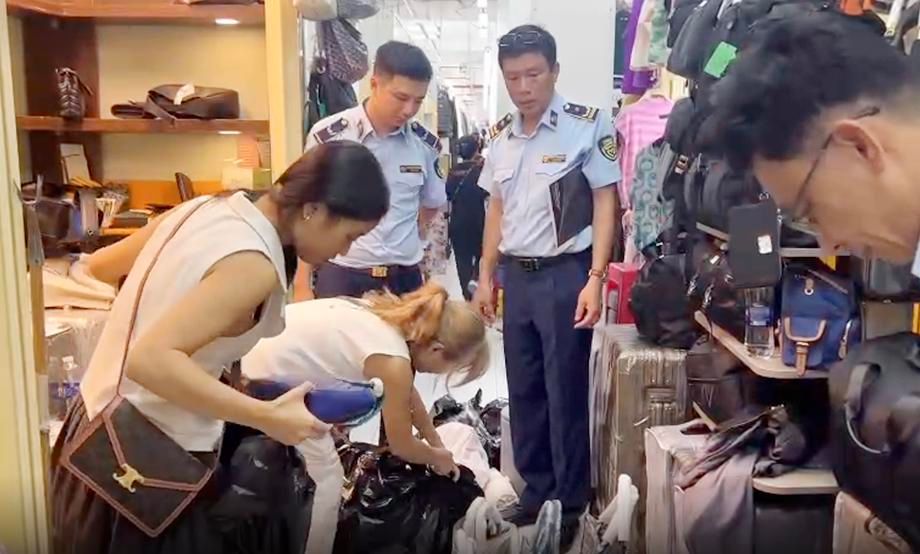 Đột xuất kiểm tra Saigon Square, phát hiện hàng ngàn sản phẩm nghi nhái thương hiệu nổi tiếng