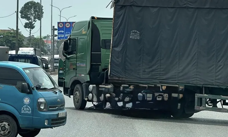 Xe đạp bị cuốn vào gầm xe đầu kéo, người đàn ông tử vong tại chỗ