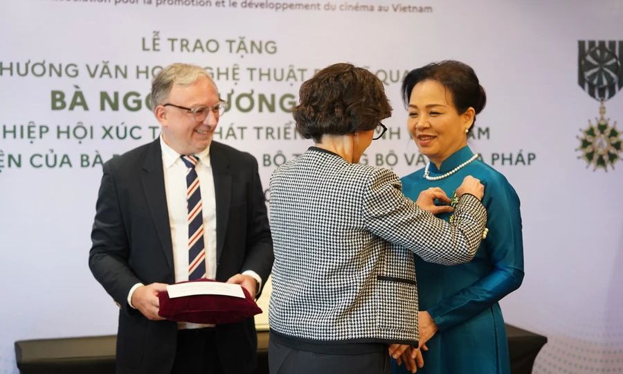 Tiến sĩ Ngô Phương Lan nhận Huân chương Văn học Nghệ thuật của Cộng hòa Pháp