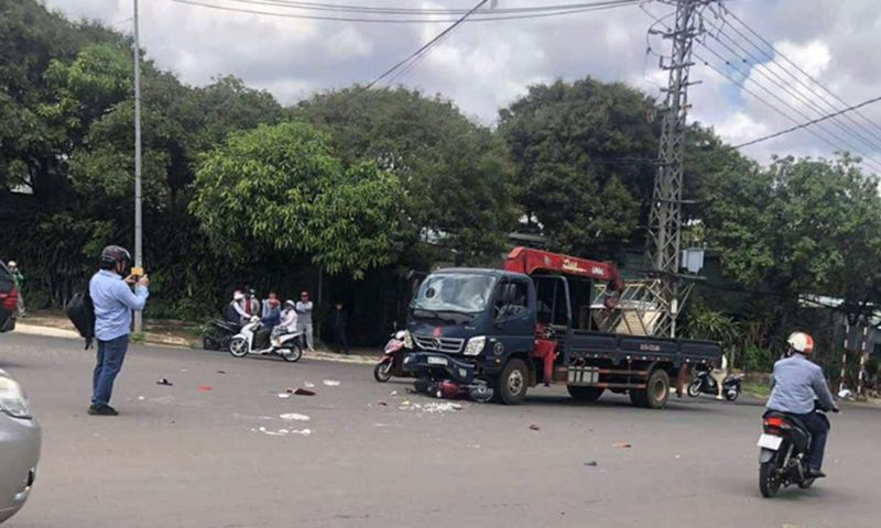 Tông vào xe cần cẩu, hai người phụ nữ thương vong