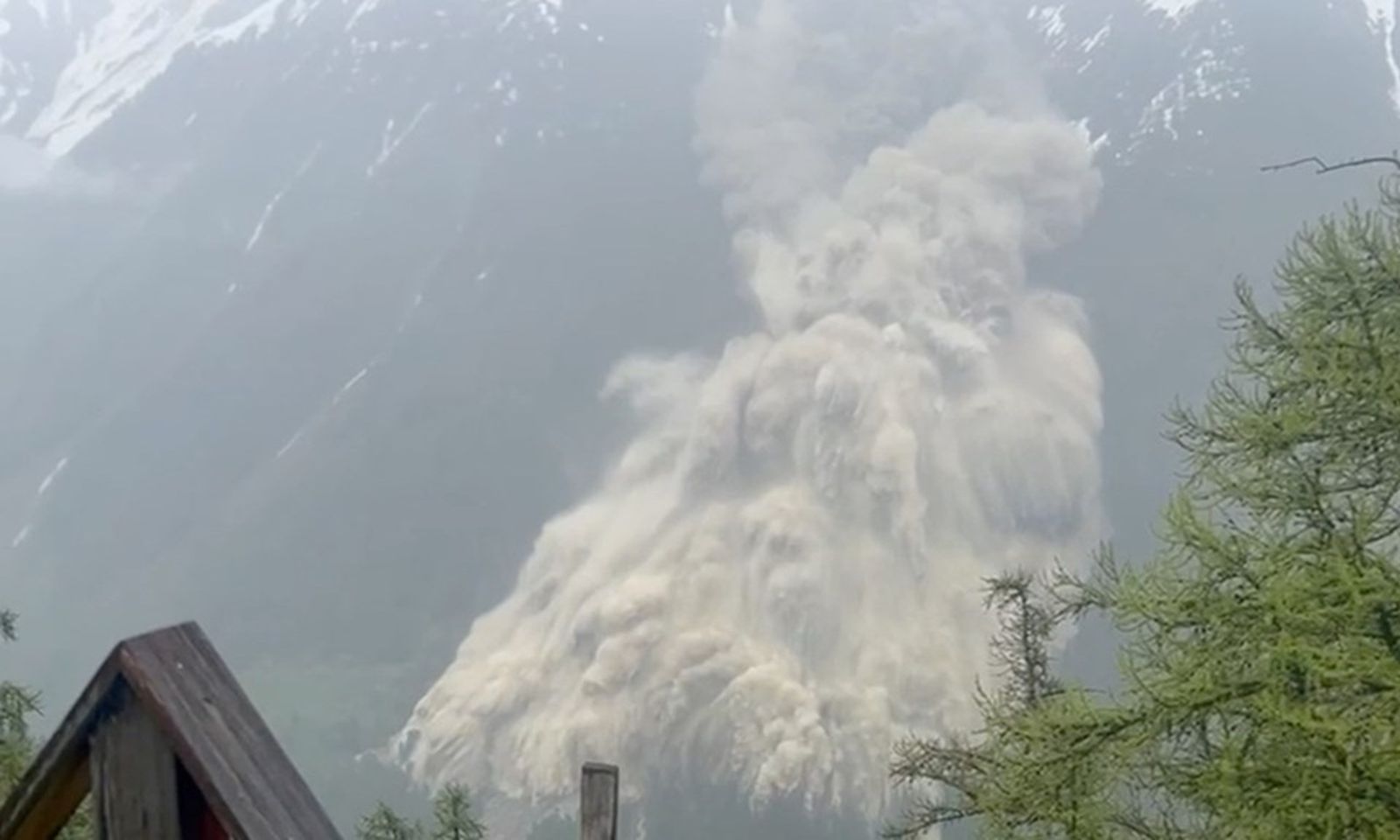 Ngôi làng trên dãy Alps bị vùi lấp do khối băng khổng lồ sụp đổ