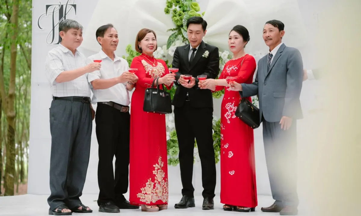 Đám cưới vắng cô dâu gây bão TikTok