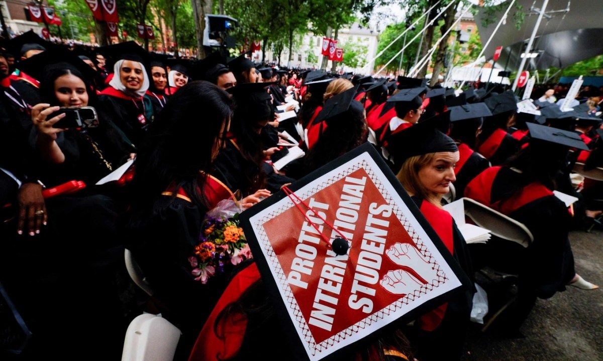 Mỹ phát tín hiệu rút lại kế hoạch thu hồi quyền tuyển sinh quốc tế của Harvard