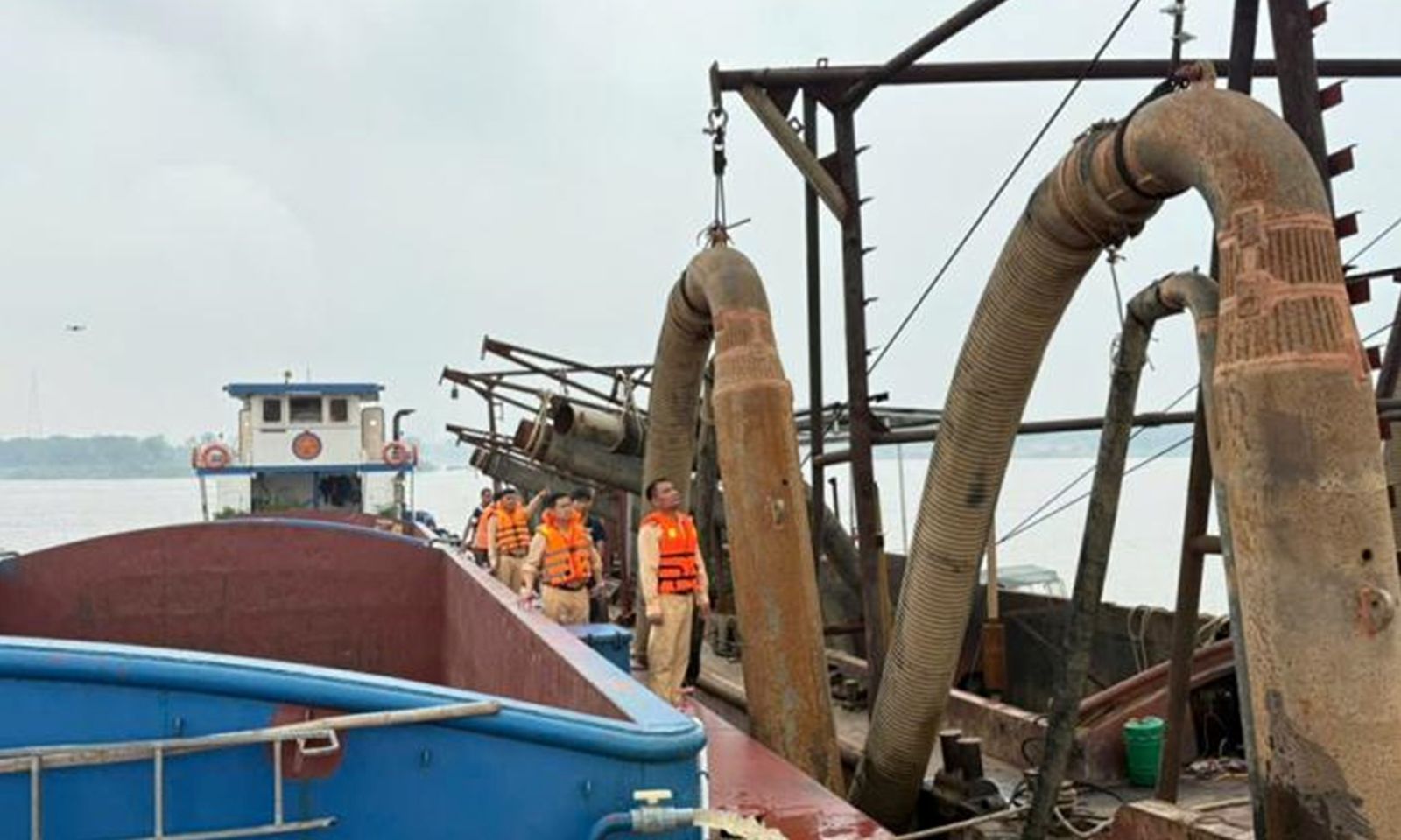 Bắt giữ 2 phương tiện khai thác cát trái phép trên sông Hồng