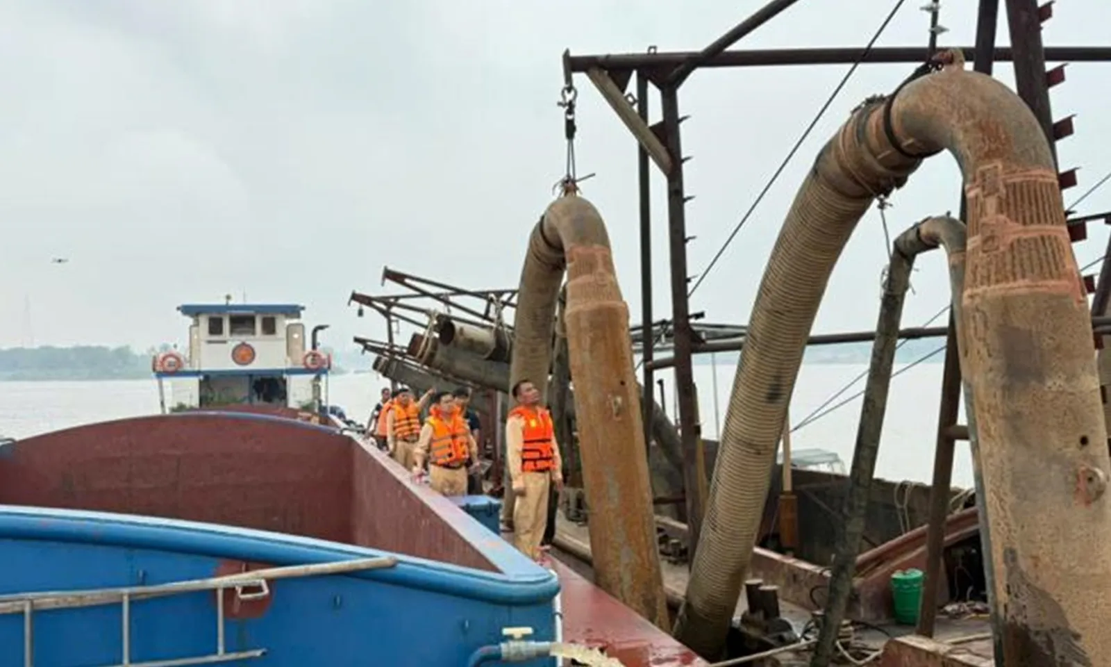 Bắt giữ 2 phương tiện khai thác cát trái phép trên sông Hồng