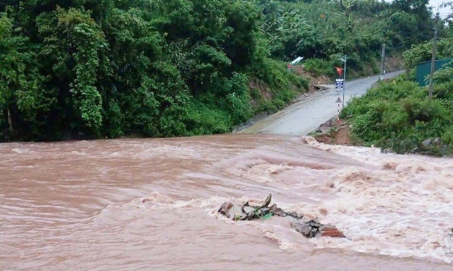 Nghệ An: Lũ quét khiến 1 người tử vong, thiệt hại ước tính hơn 3 tỷ đồng