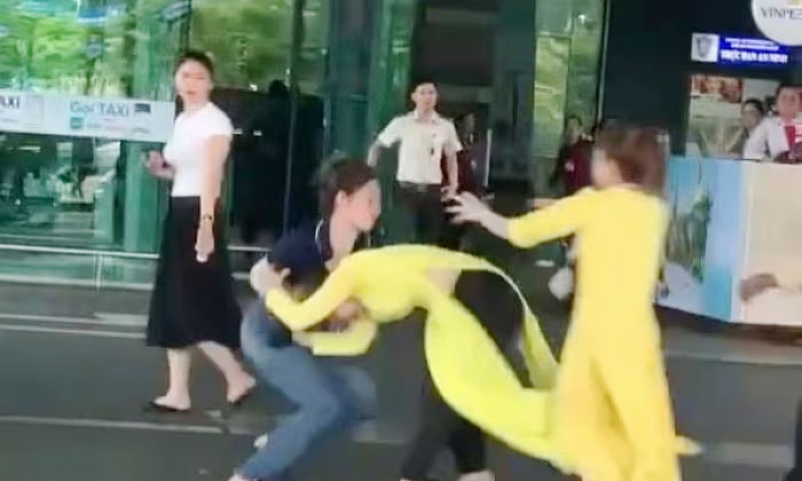 [Clip] Hai nữ nhân viên ẩu đả ngay sân bay Phú Quốc