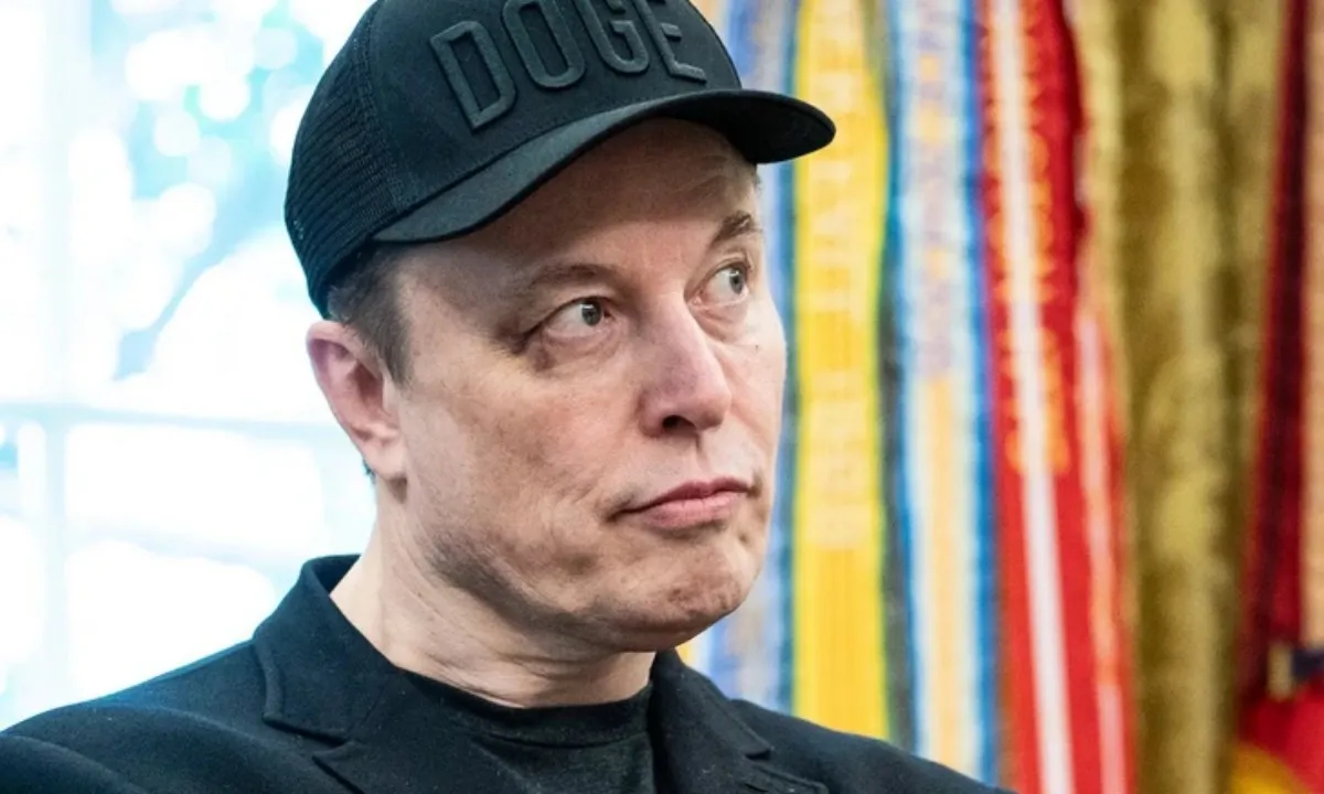 Vết bầm bên mắt của Elon Musk và cậu bé X