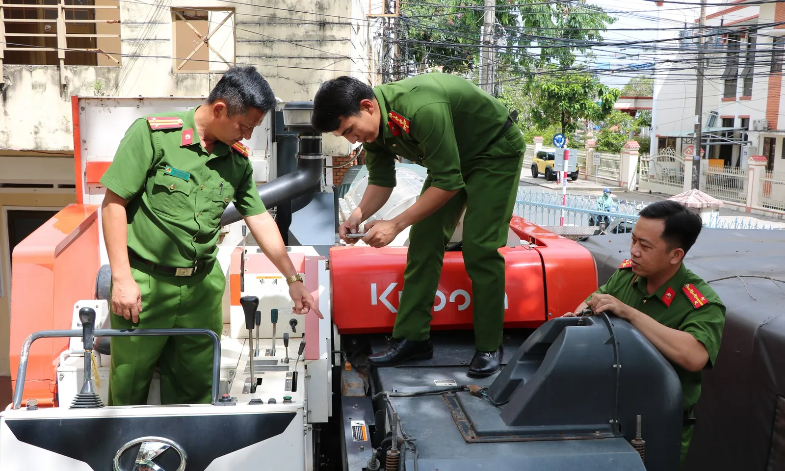 Triệt phá đường dây vận chuyển trái phép máy gặt đập liên hợp từ Campuchia về Việt Nam