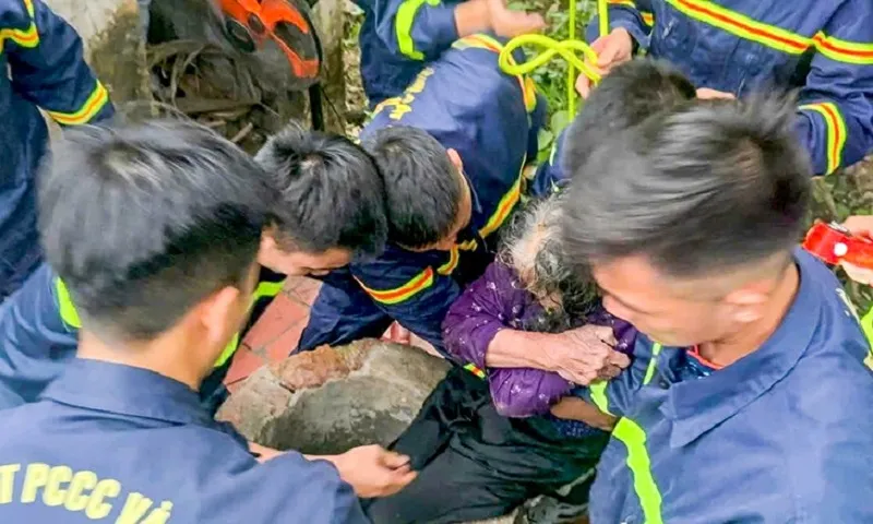 Cứu sống cụ bà bị rơi xuống giếng tại Bắc Giang